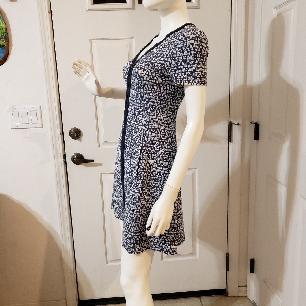 Tory Burch Geometric-Print Zip-Front Ponte Dress. - Picture 4 of 9